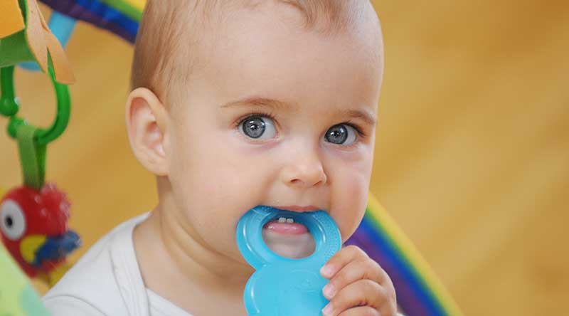 Baby zahnt und bekommt die ersten Zähne.