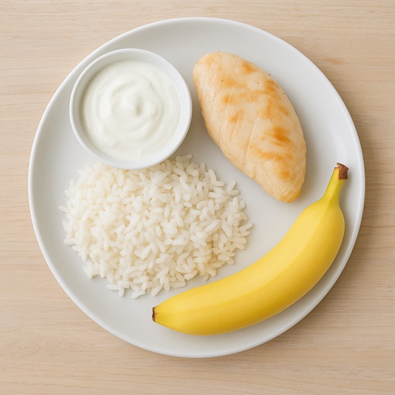 Naturjoghurt, Hühnchenfleisch, Reis und Banane gehören zur sogenannten weißen Diät nach dem Bleaching.