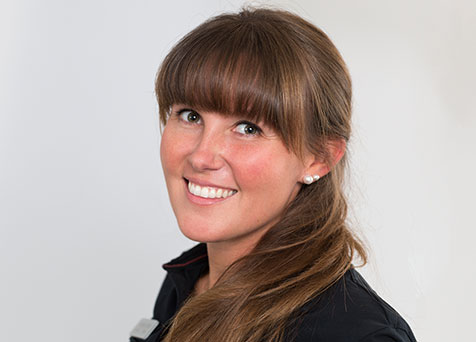 Foto unserer zahnmedizinischen Fachangestellten Carolin Zürn.